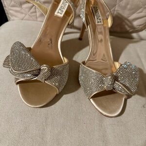 Badgley Mischka Champagne Satin Crystal Bow Slingback Heels Size 9.5